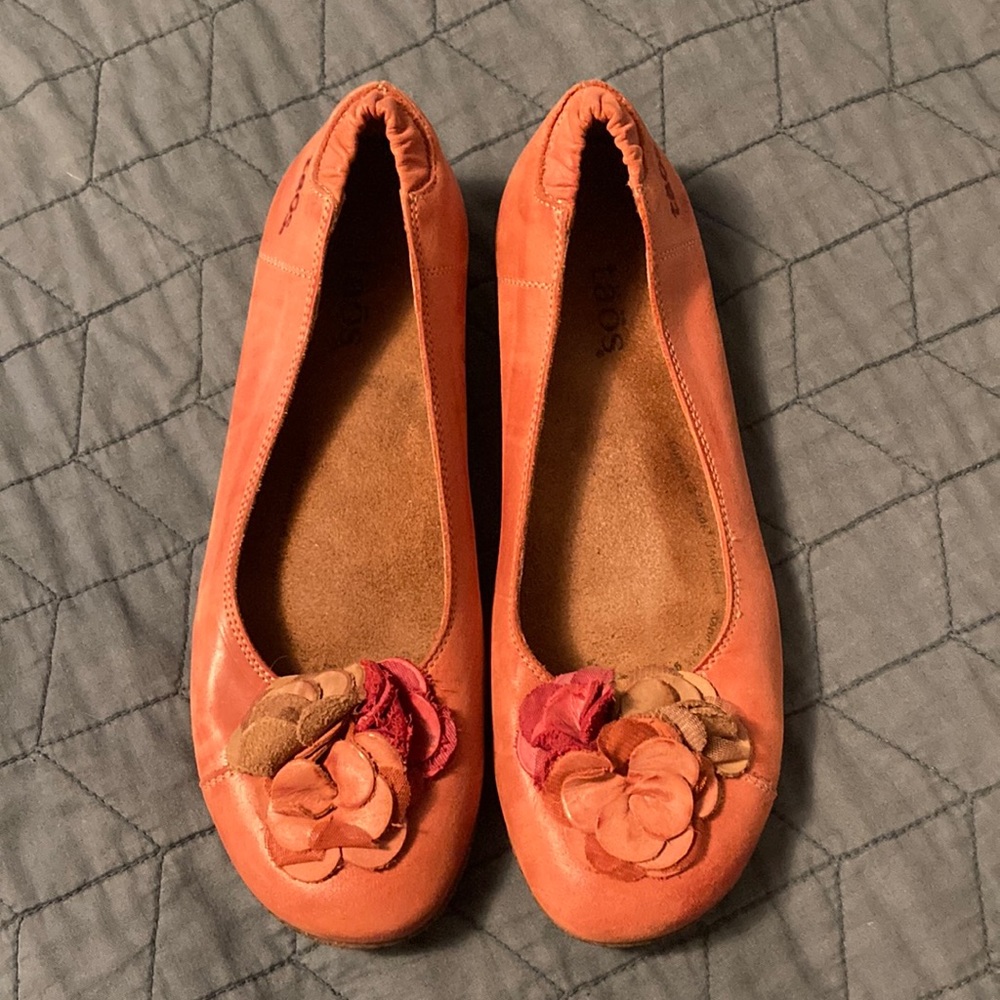Taos flats with cute flower detail
